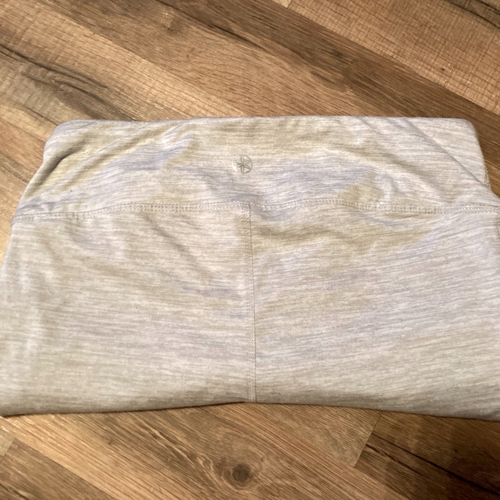 Gently worn Silver/Gray yoga leggings ❤️
